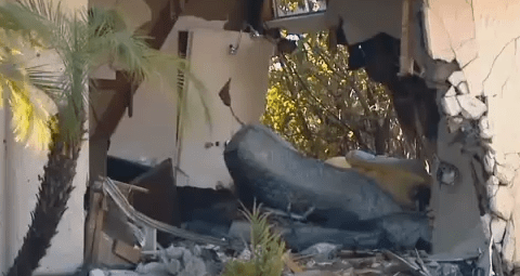 Así quedó la habitación en donde Ken Jackson dormía en su casa de Mission Viejo cuando fue impactado por un auto.