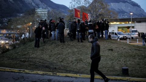 Una vez más, el periodismo rapaz que busca una imagen de un paciente en un hospital.