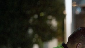 Un agente de la Policía de Los Ángeles detiene a un auto en un retén en busca de conductores ebrios.