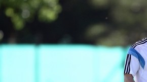 El astro del Barcelona, Lionel Messi practica con balón durante su recuperación en Argentina; el jugador está cerca de volver a la cancha.