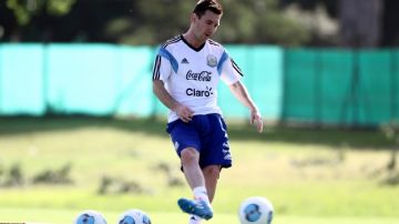 El astro del Barcelona, Lionel Messi practica con balón durante su recuperación en Argentina; el jugador está cerca de volver a la cancha.