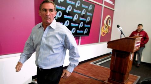 Mike Shanahan sale de la rueda de prensa donde supo de su despido.