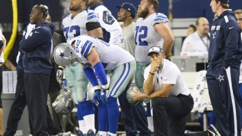Jason Witten, de Dallas, parece orar, mientras sus compañeros observan los últimos segundos del juego contra Filadelfia.