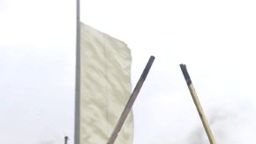 Suníes queman ruedas mientras el Ejército iraquí lanza operación para desmantelar campamentos  suníes en la provincia de Al Anbar.