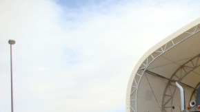 Fotografía muestra dos camiones de carga procedentes de México en El Paso (Texas).