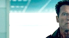 Arnold Schwarzenegger en uno de sus recientes filmes, 'The Expendables 2'. Arriba der., el póster de su nueva cinta, 'Sabotage'.