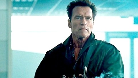 Arnold Schwarzenegger en uno de sus recientes filmes, 'The Expendables 2'. Arriba der., el póster de su nueva cinta, 'Sabotage'.