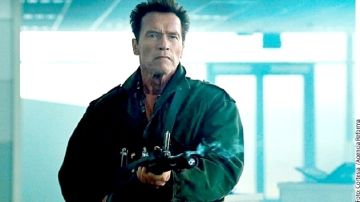 Arnold Schwarzenegger en uno de sus recientes filmes, 'The Expendables 2'. Arriba der., el póster de su nueva cinta, 'Sabotage'.