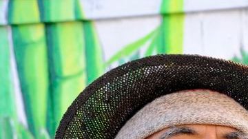 Jorge Argueta, poeta local en la Misión de San Francisco, inspiró el mural con su poema 'Sopa de Frijoles'.