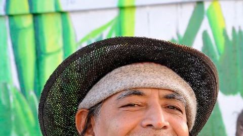 Jorge Argueta, poeta local en la Misión de San Francisco, inspiró el mural con su poema 'Sopa de Frijoles'.