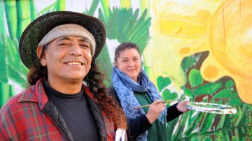Jorge Argueta, poeta local en la Misión de San Francisco, inspiró el mural con su poema 'Sopa de Frijoles'.