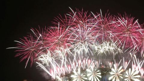 Fuegos artificiales estallan sobre Harbour Bridge y el teatro de la Ópera durante las celebraciones de Año Nuevo en Sídney, Australia.