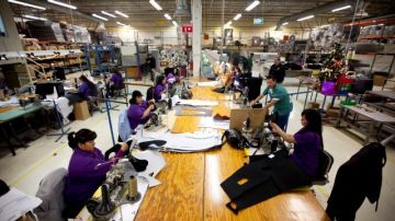 En esta foto se ve a trabajadores de una maquiladora del grupo TECMA en Ciudad Juárez, México. Con la implementación de NAFTA,  muchas empresas norteamericanas e internacionales trasladaron su fabricación a México a un costo más bajo.