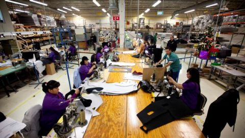 En esta foto se ve a trabajadores de una maquiladora del grupo TECMA en Ciudad Juárez, México. Con la implementación de NAFTA, muchas empresas norteamericanas e internacionales trasladaron su fabricación a México a un costo más bajo.