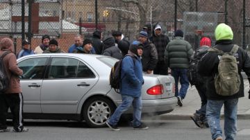 Jornaleros desafían el frío diariamente en busca de empleo en una esquina de la calle 69 y Broadway, en Queens.