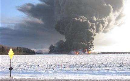 La explosión generó llamas de más de 30 metros de altura.