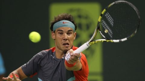 Rafael Nadal devuelve un saque de Rosol en el segundo set donde tuvo que emplearse a fondo.