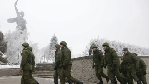 Policías patrullan los alrededores de la estatua de la Madre Patria en Volgogrado (Rusia), ayer.