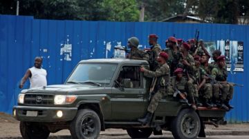 Soldados congoleses patrullan las calles en busca de asaltantes armados en la ciudad de Kinshasa, en la RDC.