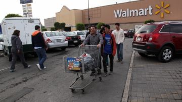 En foto del 26 de diciembre,  una familia sale con sus compras de una tienda  Walmart de la Ciudad de México. El Tratado de Libre Comercio (TLC o NAFTA), que hoy cumple 20 años, cambió dramáticamente la vida de los consumidores mexicanos, dándoles más opciones, pero algunas de sus protecciones ambientales nunca entraron en efecto.