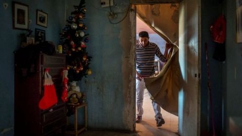 Andrés Navarro Vargas en el comedor de su casa mientras su familia espera a ser desalojada de la casa que han vivido durante los últimos diez años.