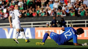 El estadounidense Landon Donovan (izq), reacciona tras marcar un gol al guardameta de México Alfredo Talavera, en un partido por la Copa Oro.