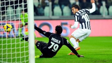 El argentino Carlos Tevez (10), el máximo goleador de la Juventus con 11 tantos, vence al portero del Sassuolo,  el 15 de diciembre pasado en Turín.