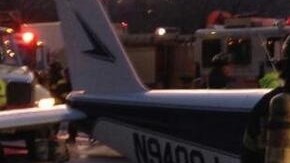 Bomberos junto a la avioneta que aterrizó en una autopista de Nueva York.