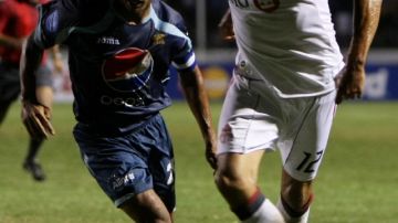 Amado Guevara (izq), cuando defendía al Club Deportivo Motagua, ante la marca de Adrain Cann, del Toronto FC, su ex club, en la ConcaChampions de 2010.