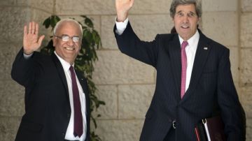 El negociador palestino Saeb Erekat, recibió ayer al secretario de Estado John Kerry en Ramallah durante su gira internacional por el Medio Oriente.