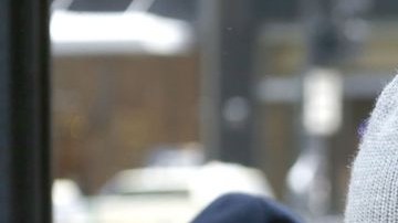 Para sobrevivir, tomemos el ejemplo de estos caballeros, hoy, en Chicago: Hay que salir con gorro, guantes, bufanda y un buen abrigo. No hay de otra.