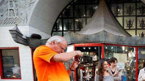 Turistas se toman fotos en el conocido Paseo de la Fama de Hollywood.
