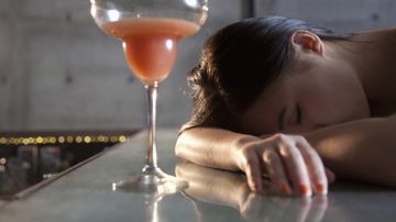 En el caso de las mujeres, beber hasta emborracharse se define como tomar cuatro o más tragos de una sola vez.