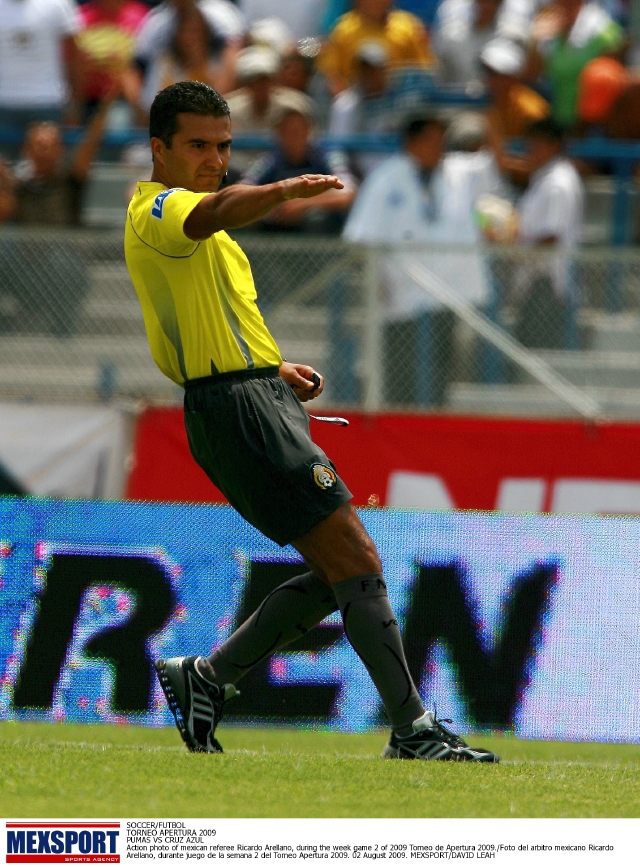 La mala actuación del silbante  Ricardo Arellano en el juego entre  América y Tigres reabrió la controversia arbitral en la Liga MX.
