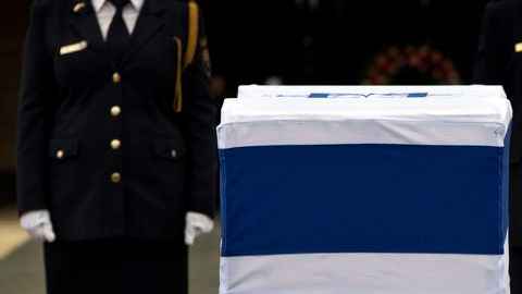 Peres depositó una ofrenda floral ante el ataúd del exprimer ministro israelí.
