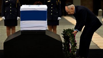 Peres depositó una ofrenda floral ante el ataúd del exprimer ministro israelí.