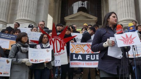 En la entrada principal de la biblioteca pública de la ciudad, The New York State Dream Act Coalition, en conjunto con otras organizaciones, hicieron el llamado al gobernador Andrew Cuomo.