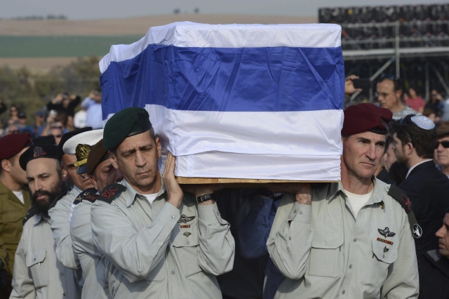 Militares cargan el féretro del ex primer ministro israelí Ariel Sharon durante  su sepelio ayer.