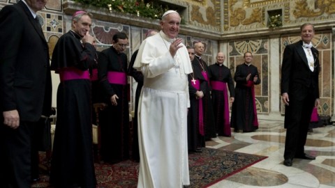 El Papa Francisco (c) sonríe durante un encuentro con los embajadores acreditados ante la Santa Sede, en Ciudad del Vaticano.