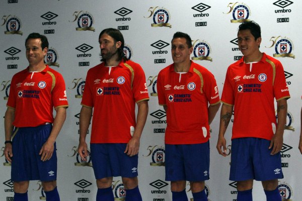 Los jugadores del Cruz Azul presentaron la nueva playera de la Máquina Celeste