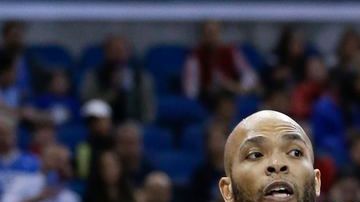 Taj Gibson de los Chicago Bulls' observa bsus opciones ante la mirada de Andrew Nicholson.