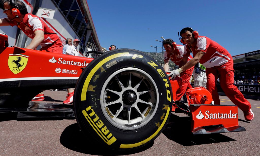 En la foto, el monoplaza Ferrari de Fernando Alonso en los pits del circuito de Mónaco.