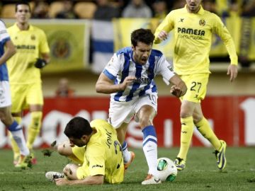 Xabi Prieto (10)  intenta superar el  muro defensivo de  Villarreal en el partido disputado ayer en El Madrigal.