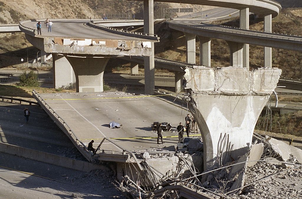 Así quedó una rampa de paso entre autopistas después del Terremoto de Northridge, 17 de enero de 1994. (Archivo)