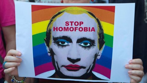 El presidente de Rusia Vladimir Putin ha enfrentado duras críticas, y provocado protestas en diversas ciudades del mundo, por la aprobación de leyes que prohíben la "propaganda gay".