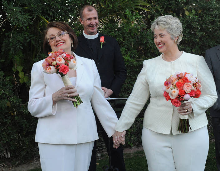 La alcaldesa de Houston, Annise Parker (der.), con su esposa tras su boda en Palm Springs, California.