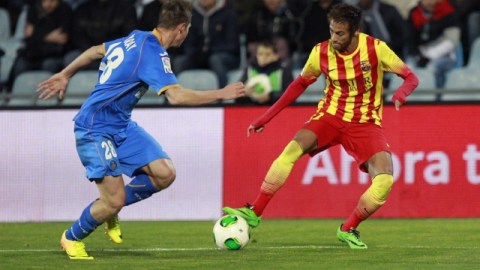 Neymar (d), delantero del Barcelona y de la selección brasileña, se recupeará en un mes a lo máximo, informó el club español.