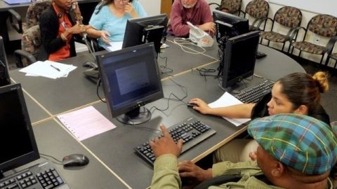 Inmigrantes hispanos participan en talleres educativos sobre la Reforma de Salud.