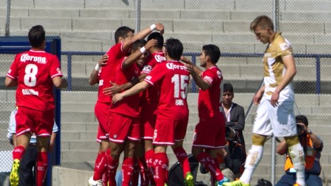 Los jugadores del Toluca celebran el gol del paraguayo  Pablo Velázquez (2do izq.) ante los Pumas de la UNAM.