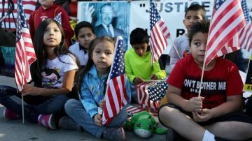 Niños ciudadanos frente al edificio federal de Servicios de Inmigración y Naturalización (USCIS) en Los Ángeles.